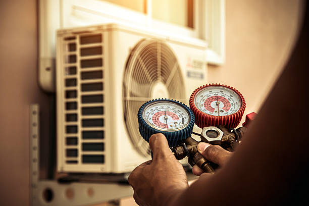 Professional Hvac technician working in Alsip, IL